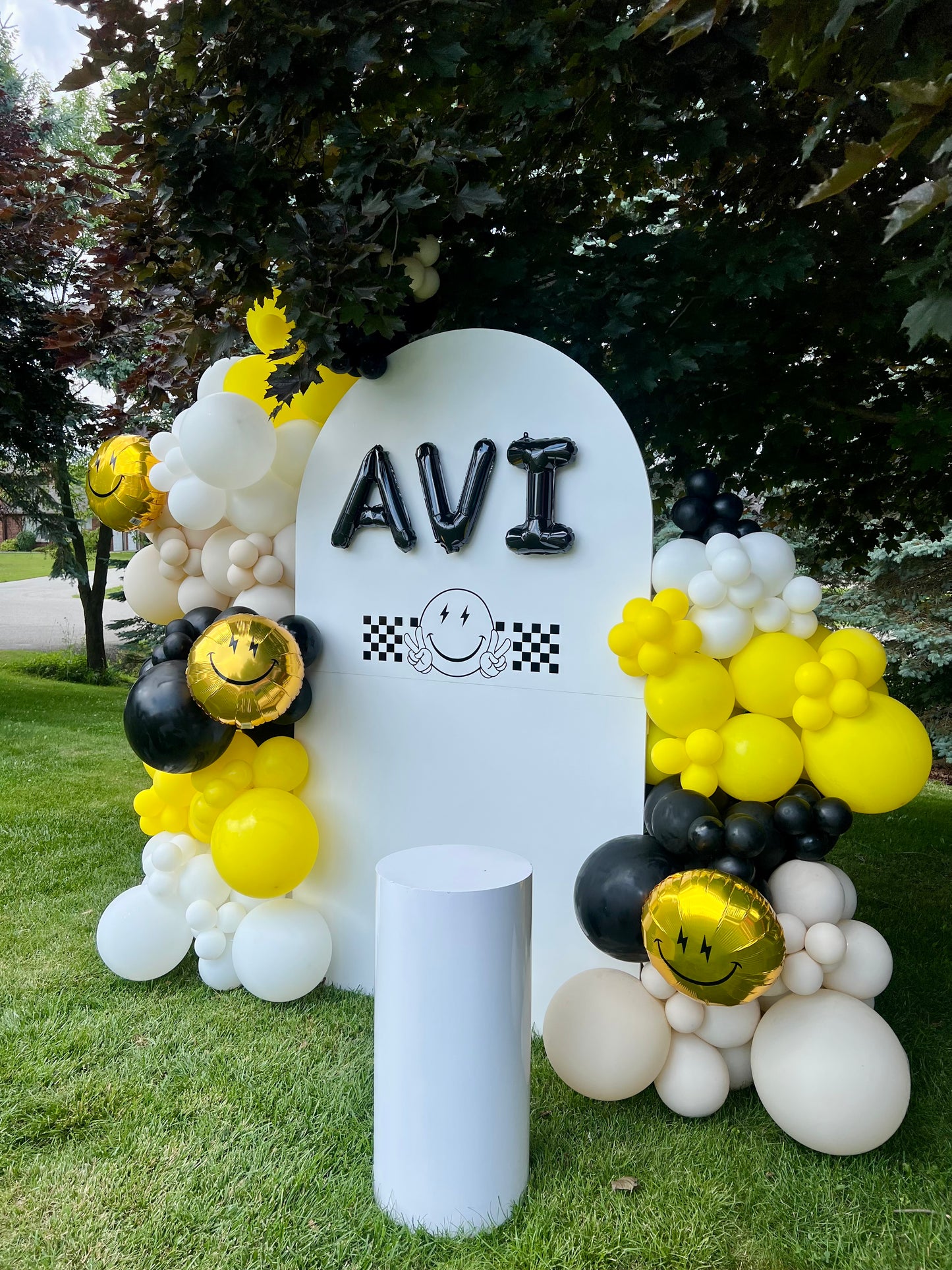 Smiley Kids Birthday Balloon Setup