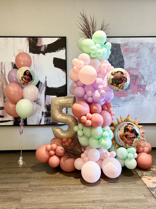 Moana balloon garland in pastel pink, lilac, light green with number 5 and helium bouquet
