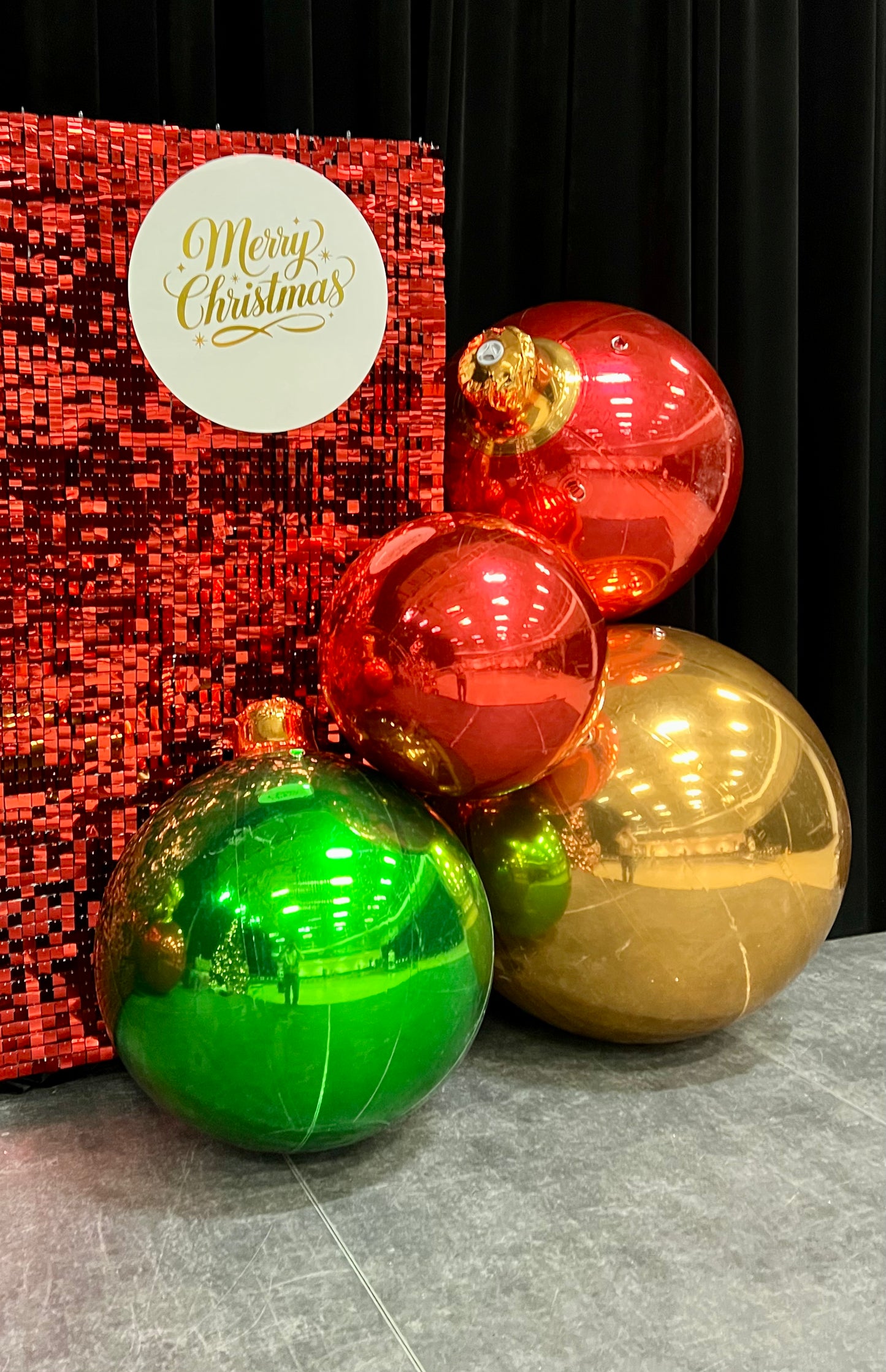 Christmas Shimmer Wall Balloon Setup