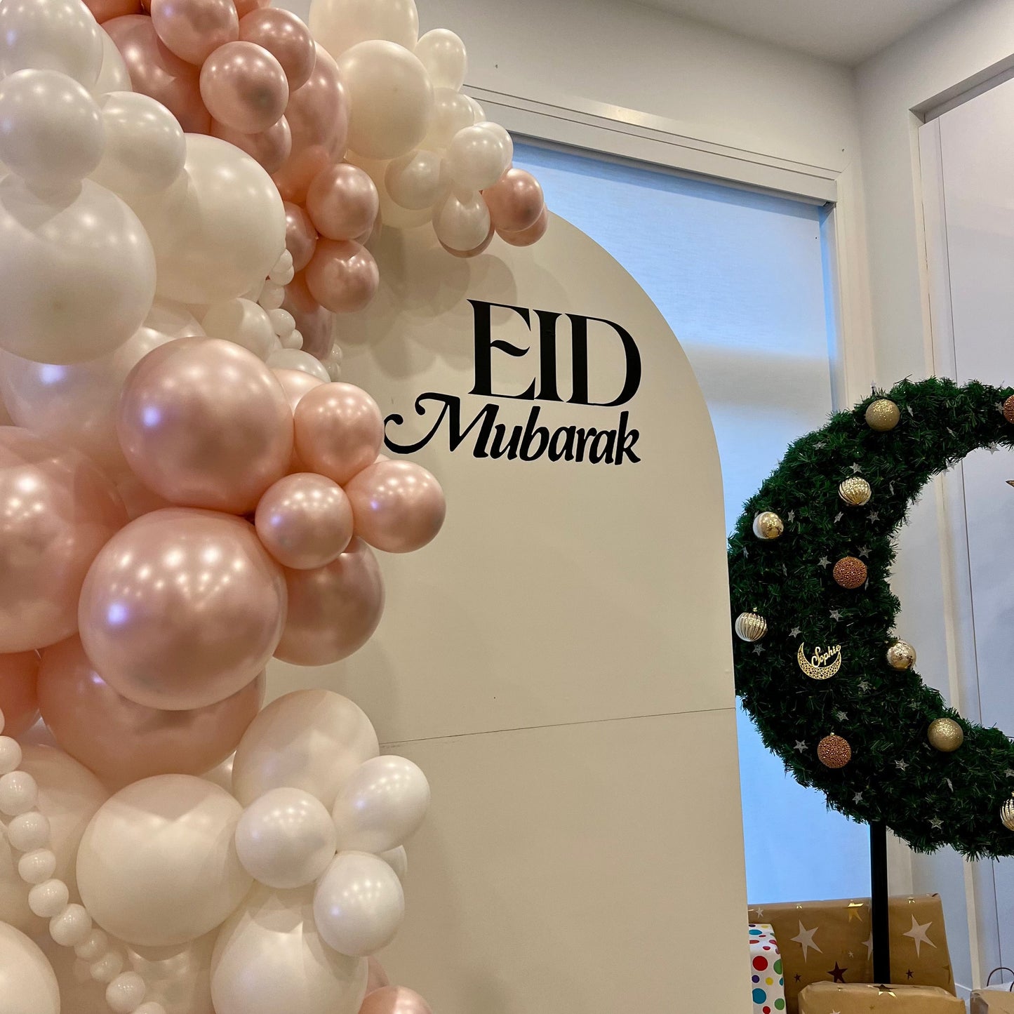Eid Mubarak White Oval Backdrop with Balloon Garland (7ft x 4ft)