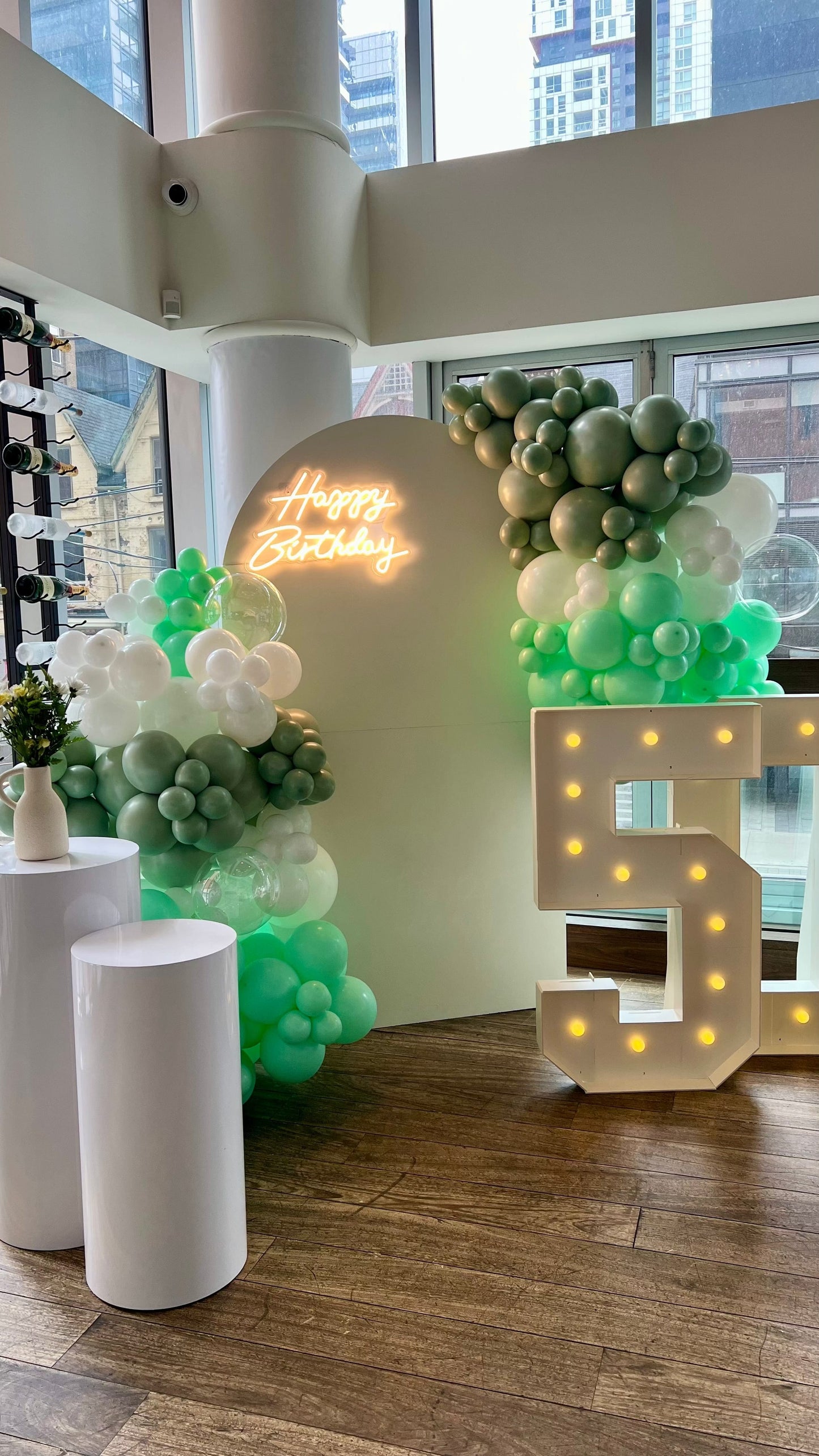 Elegant Anniversary Balloon Backdrop – 50th Celebration Décor