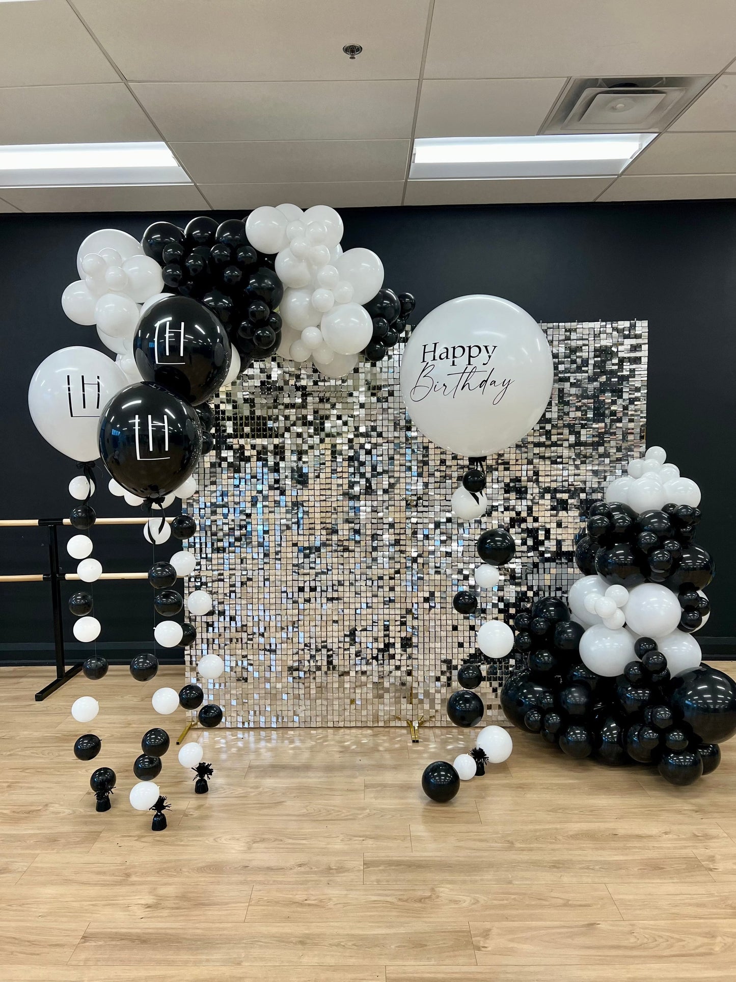 Shimmer Wall – Black & White Balloons